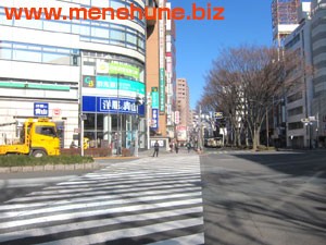 横断歩道を渡って直進